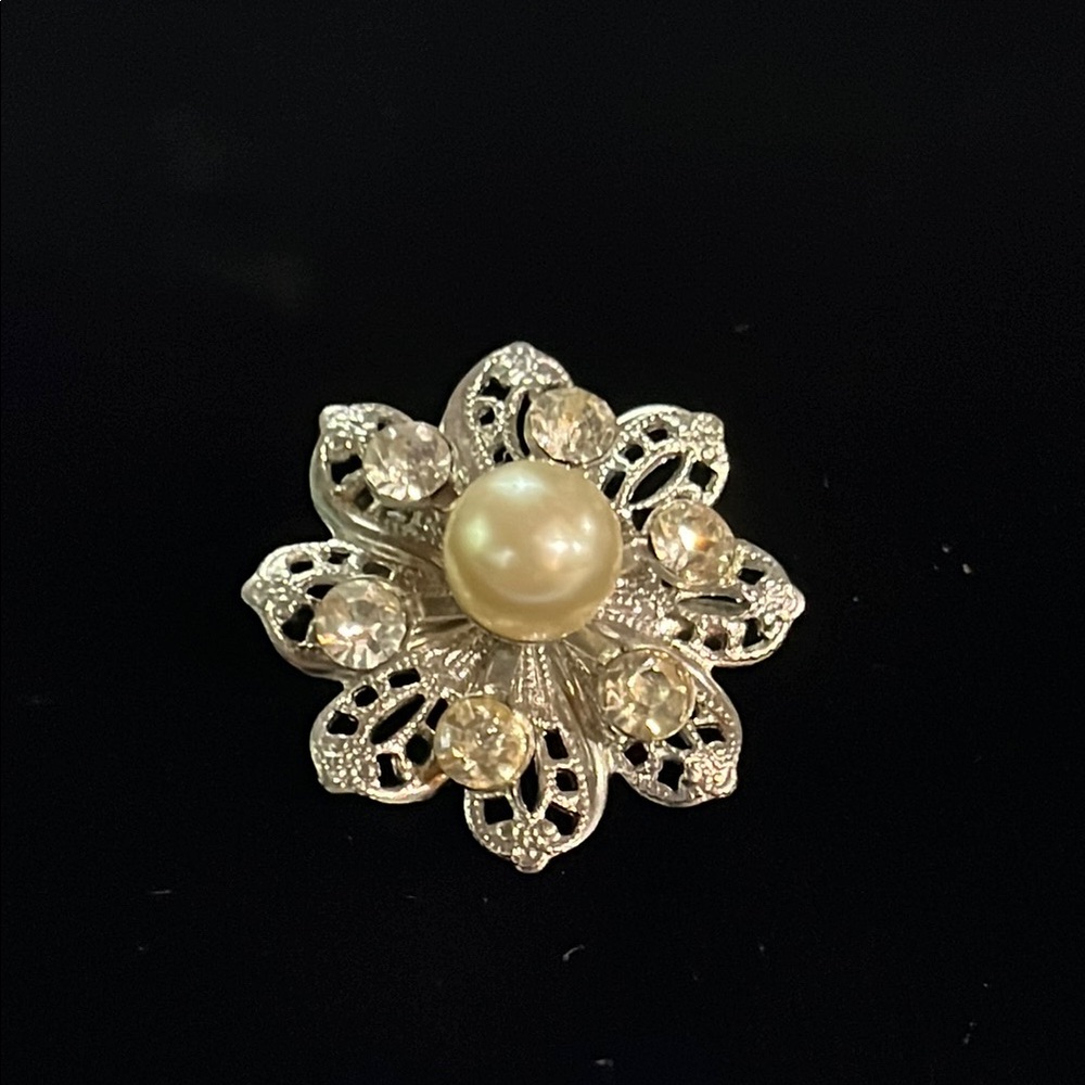Elegant Silver Flower Brooch with Pearl and Crystals - Picture 1 of 3
